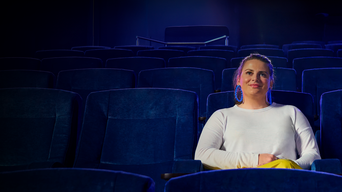 Melanie is sitting in the cinema, talking about her experience studying at Holmesglen